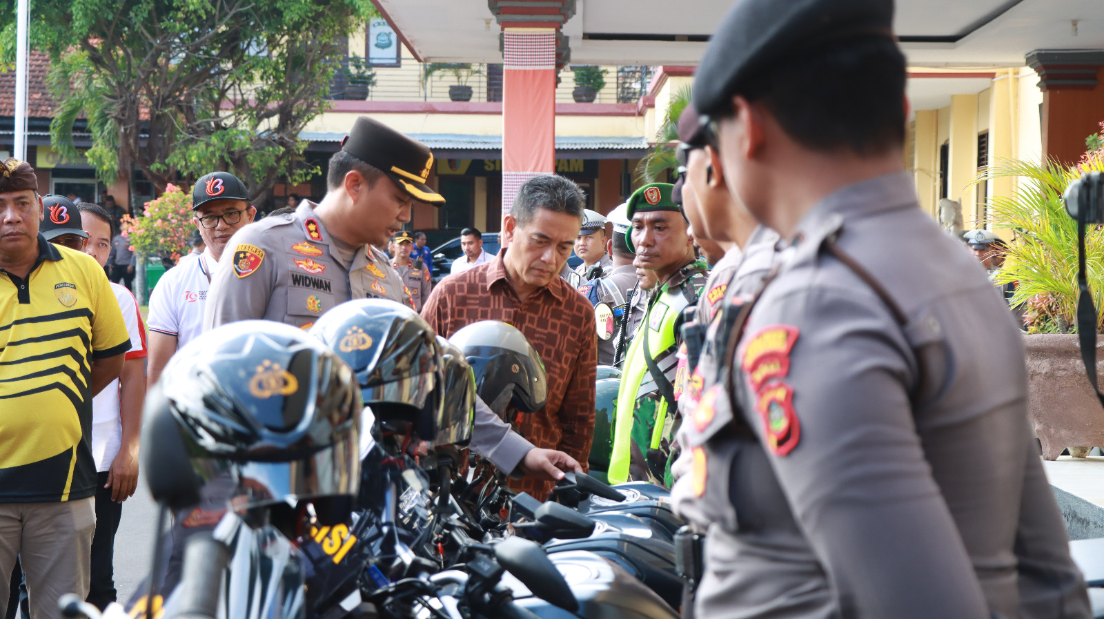 SIAGA: Kapolres Buleleng, AKBP Ida Bagus Widwan Sutadi dan Wakil Bupati Buleleng, Gede Supriatna mengecek kesiapan kendaraan personel jelang Kejuaraan Dunia Vovinam.
