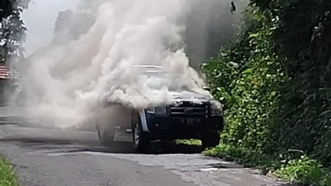 BERASAP: Mobil double cabin Ford Ranger yang terbakar di Jalan Raya Desa Banjar.