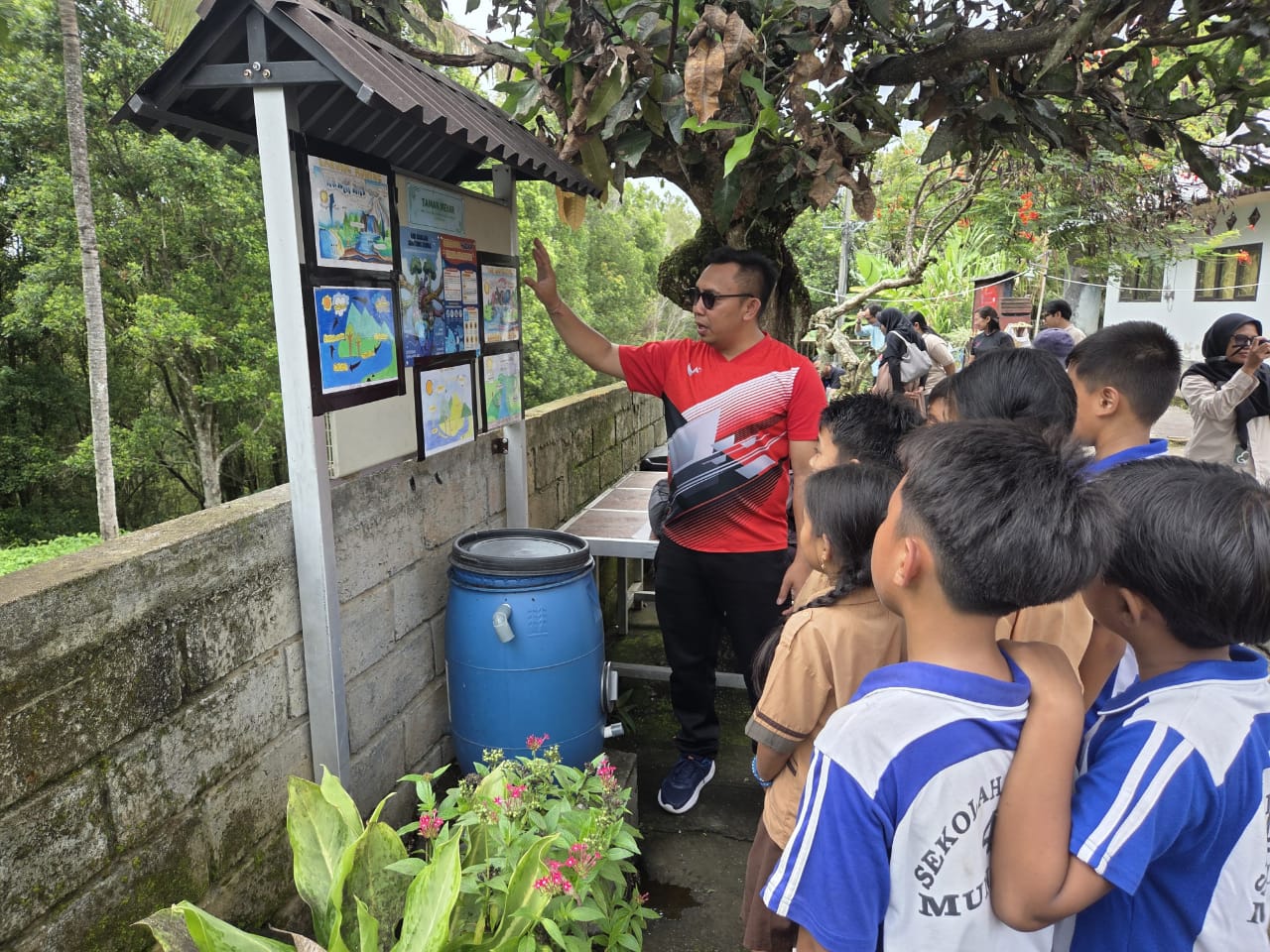 EDUKASI: Plt. Kepala Sekolah SDN 4 Munduk, Gede Dedy Suwartawan memberikan edukasi kepada siswa terkait pengelolaan sampah dan konservasi air.