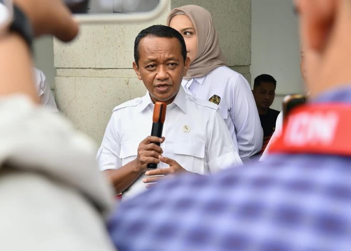 Menteri ESDM Bahlil Lahadalia memberikan keterangan kepada awak media.
