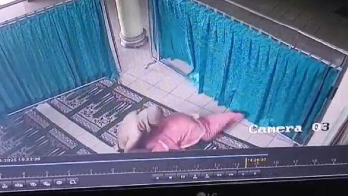 Tangkapan layar CCTV saat pelaku melecehkan wanita muda yang sedang salat di masjid, Lampung.