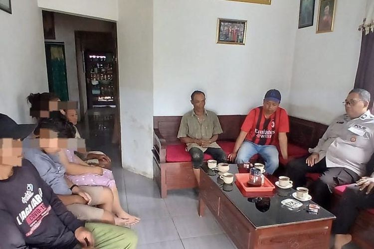 Polisi ketika mendatangi rumah remaja yang lapor polisi karena dipukul ibunya di Kecamatan Tumpang, Kabupaten Malang, Sabtu (1/11/2025).