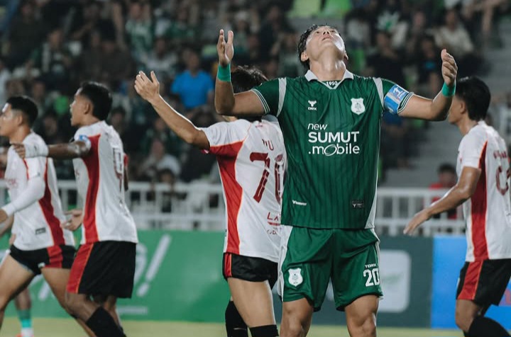 Ekspresi pemain PSMS saat berlaga melawan Garudayaksa FC di Stadion Utama Sumatra Utara (SUSU), Jumat (31/10/2025) malam.