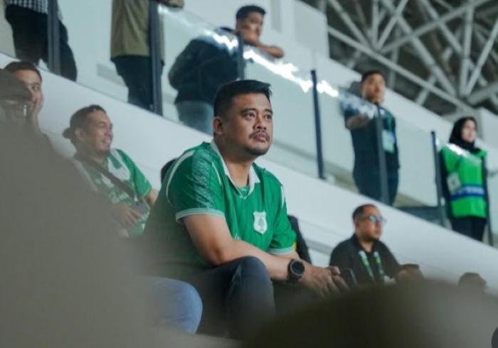 Gubernur Sumatra Utara Bobby Nasution saat menonton PSMS kontra Garudayaksa FC di Stadion Utama Sumatra Utara (SUSU), Jumat (31/10/2025) malam.