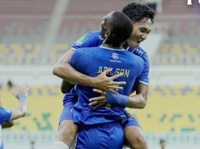 Pemain Adhyaksa FC, Adilson da Silva, melakukan selebrasi bersama rekannya saat melawan PSPS Pekanbaru di Banten International Stadium, Serang, Sabtu (1/11/2025).
