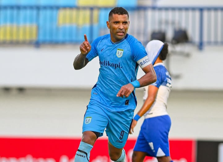 Pemain Persela, Beto Goncalves, berhasil mencetak gol penyeimbang saat laga lawan PSIS Semarang di Stadion Surajaya, Lamongan, Jumat  (31/10/2025) sore.