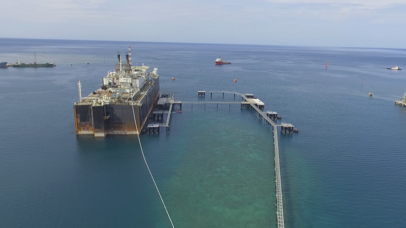 DIHENTIKAN SEMENTARA: Evakuasi endapan minyak di dalam Kapal FSO Cinta Natomas dihentikan sementara, akibat diduga adanya kebocoran limbah B3 di dalamnya.