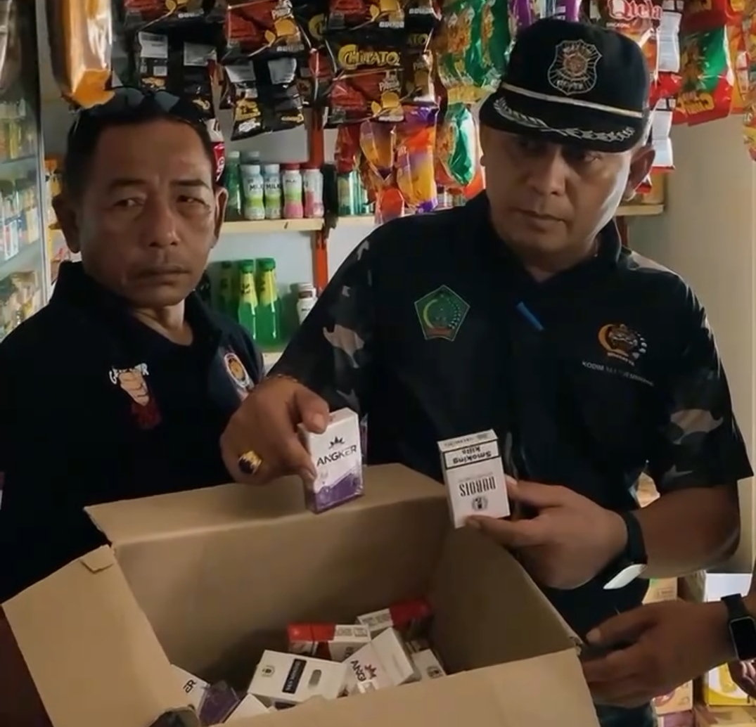 SIDAK: Pol PP dan Bea Cukai saat melakukan sidak di salah satu warung yang menjual rokok ilegal di Kabupaten Jembrana, Bali.