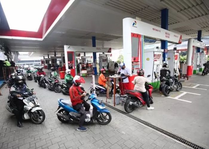 Sejumlah pengendara motor antre mengisi bahan bakar di salah satu SPBU Pertamina.