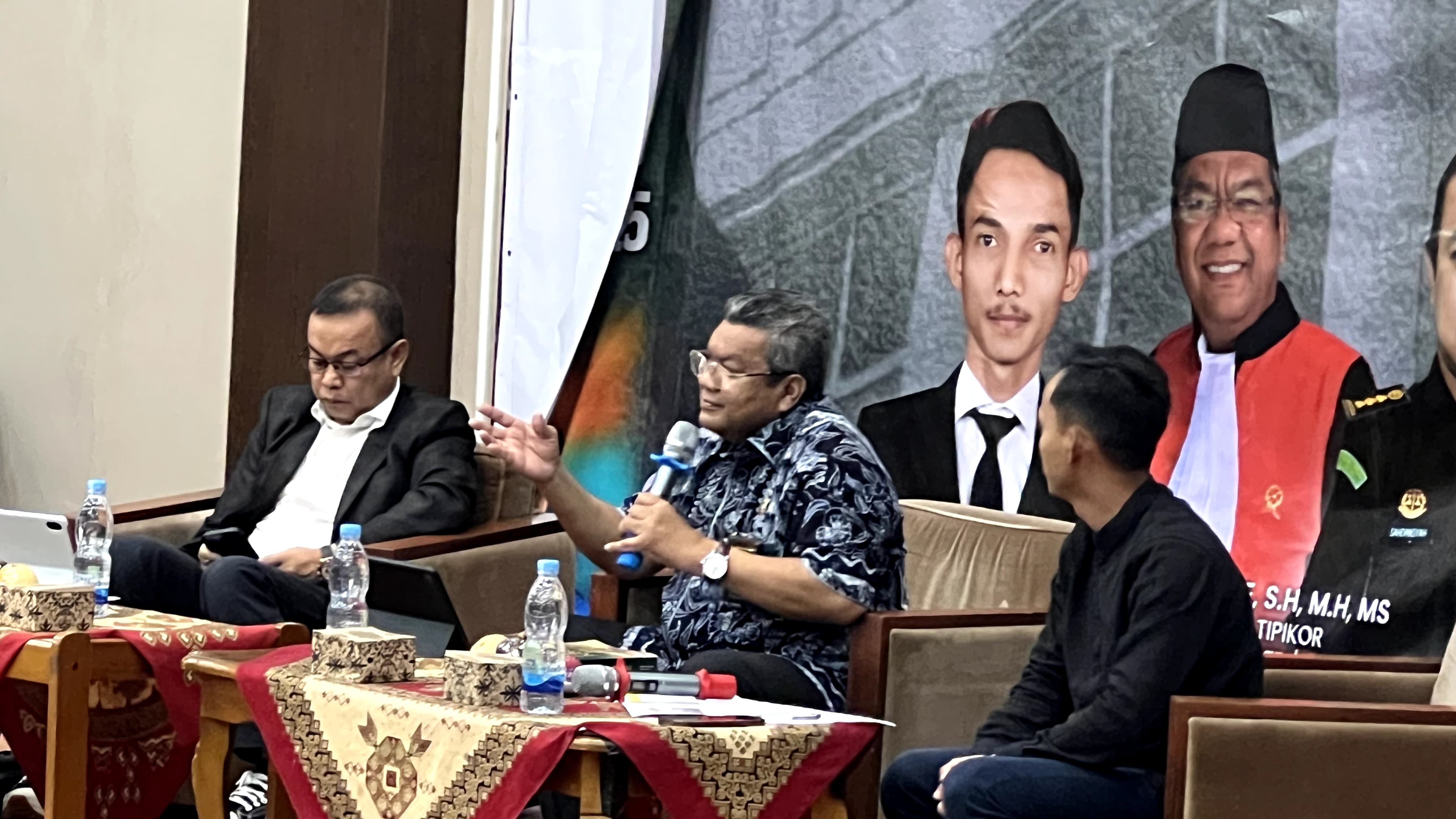 Hakim Tinggi Ad Hoc Tipikor, Taqwaddin (pegang microphone) dalam acara talkshow di UIN Ar-Raniry, Banda Aceh.