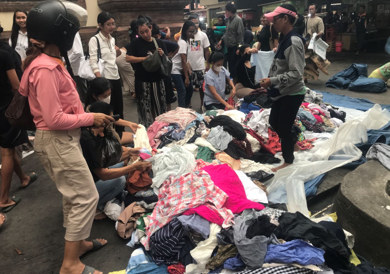 TERANCAM TUTUP: Lapak pedagang pakaian bekas di Pasar Badung.