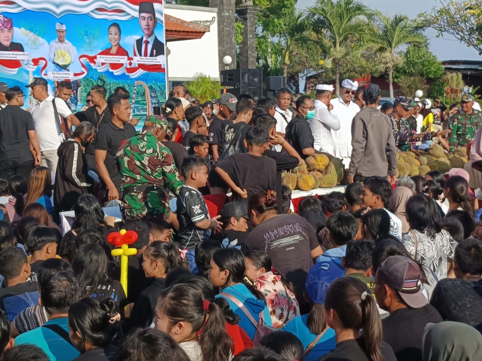 BAGI-BAGI DURIAN: Aksi bagi-bagi diruan di Taman Kota Singaraja.