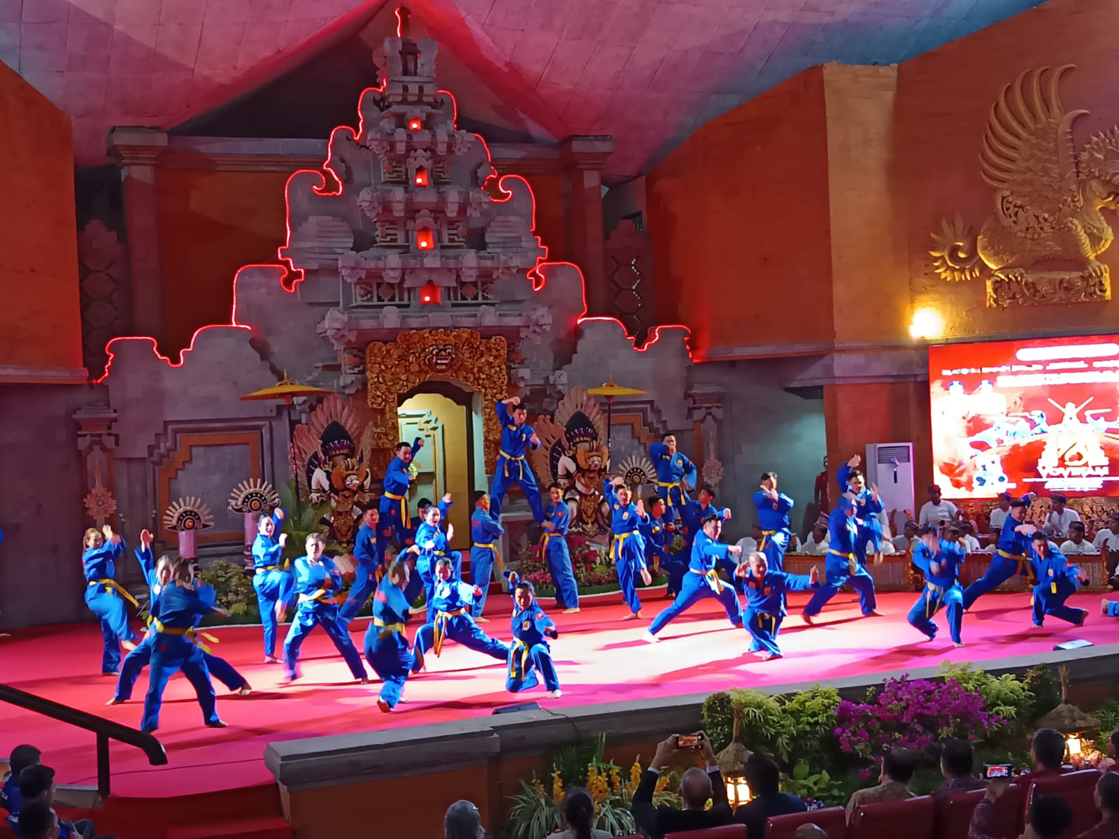 ATRAKSI: Atlet vovinam Indonesia melakukan atraksi pada pembukaan Kejuaraan Dunia Vovinam.
