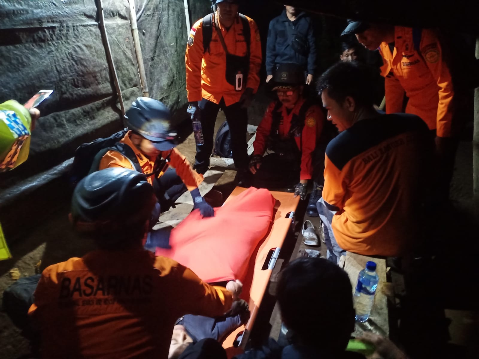 EVAKUASI: Tim SAR saat mengevakuasi seorang pendaki dari Gunung Sanghyang.