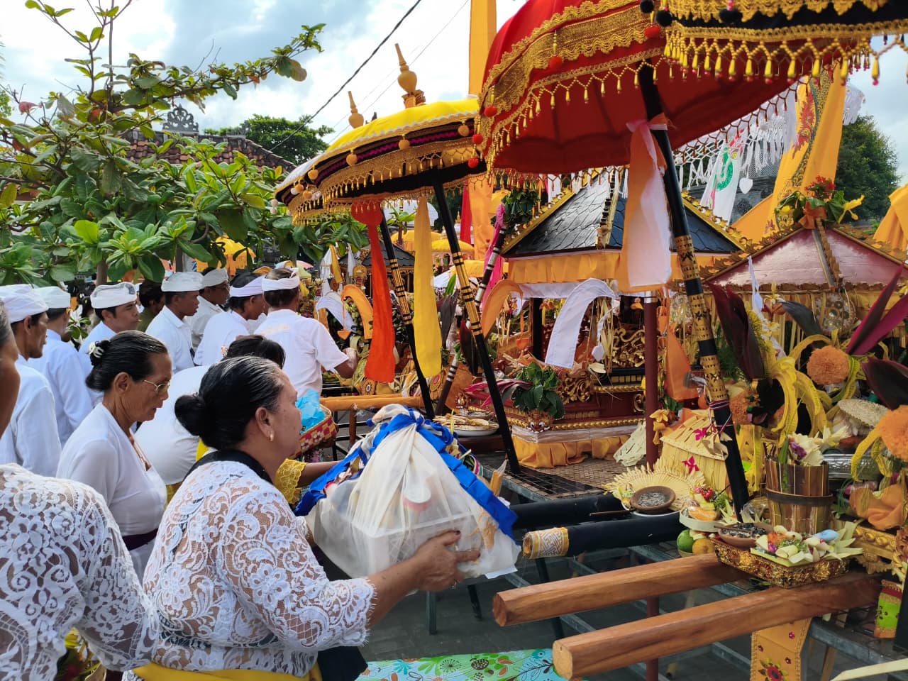 RANGKAIAN PIODALAN: Upacara melasti yang diikuti oleh krama di Desa Adat Nagasepaha, Buleleng.
