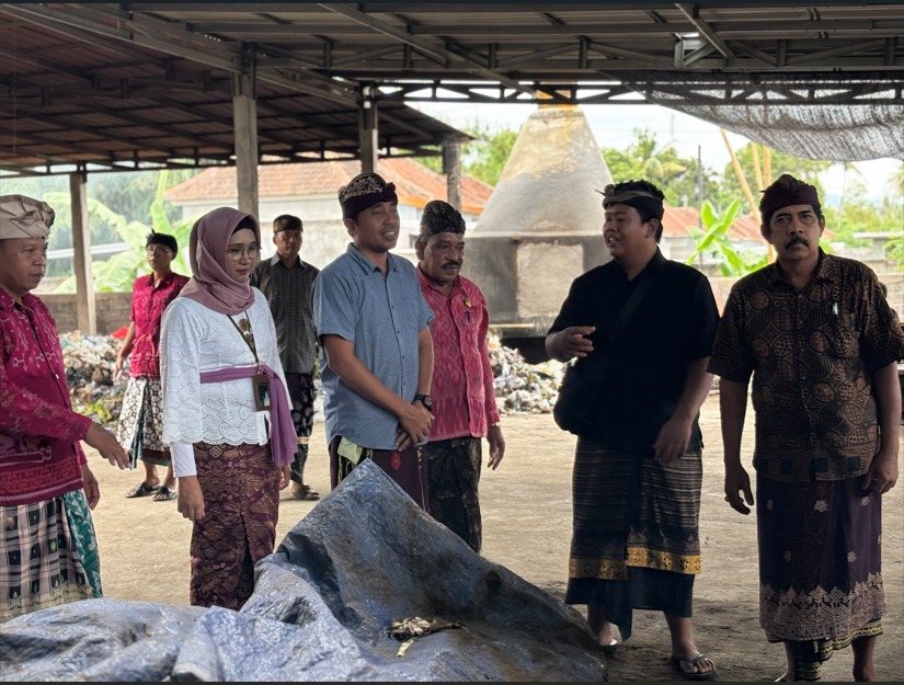 KELOLA SAMPAH: Manajer PLN UP3 Bali Utara, Elashinta (menggunakan jilbab saat mengunjungi TPS3R Desa Pemaron.