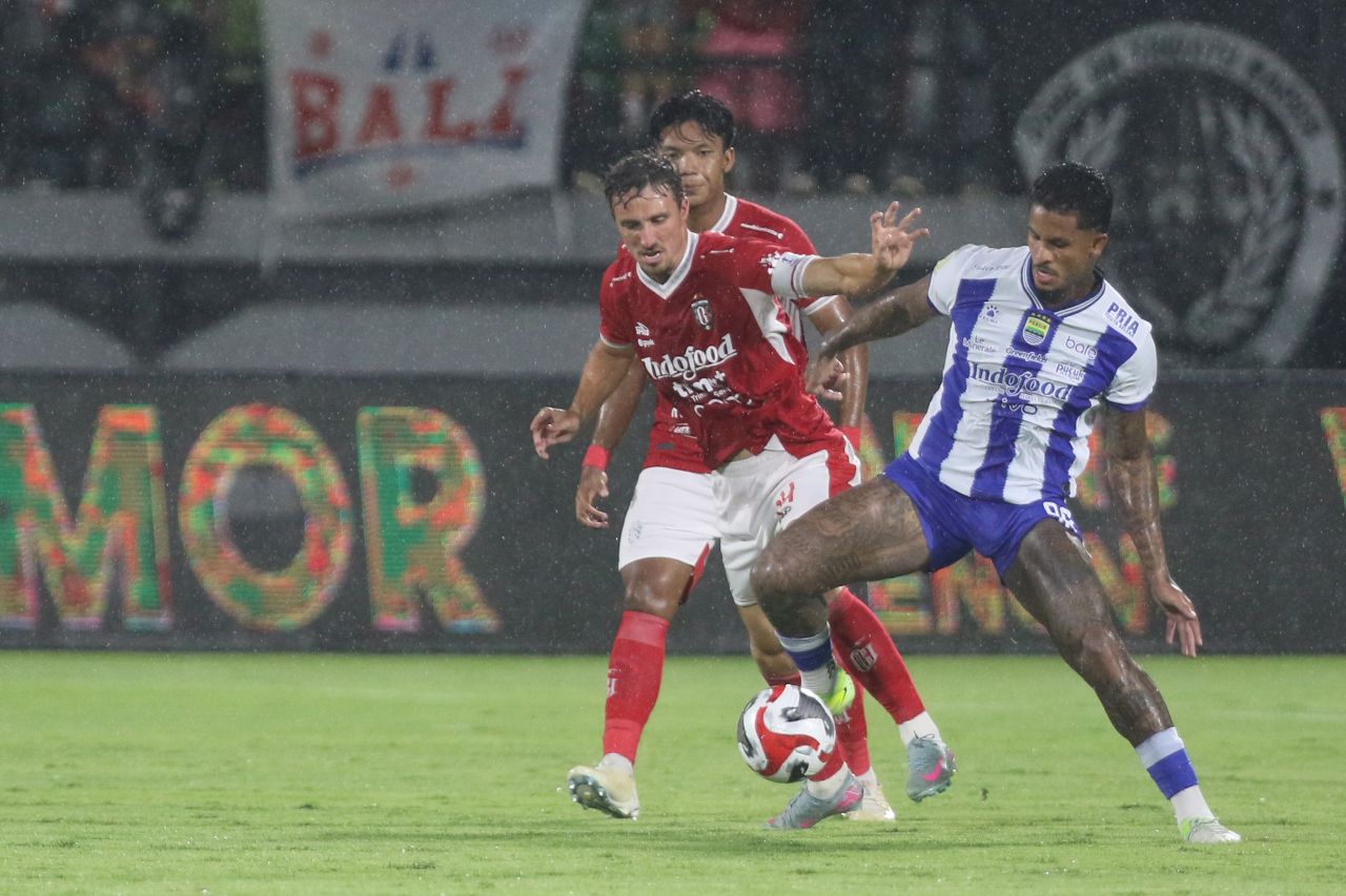 Kapten Bali United Tim Charles Pieter Receveur (kiri) mengganggu pergerakan pemain persib Ramon De Andrade Souza (kanan).