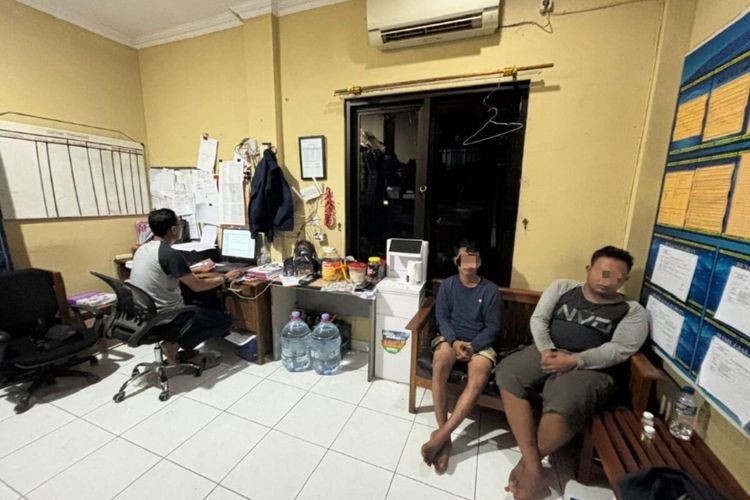 pelaku pencurian iPhone 17 Pro saat menjalani pemeriksaan di Mapolsek Sewon, Bantul, Yogyakarta.