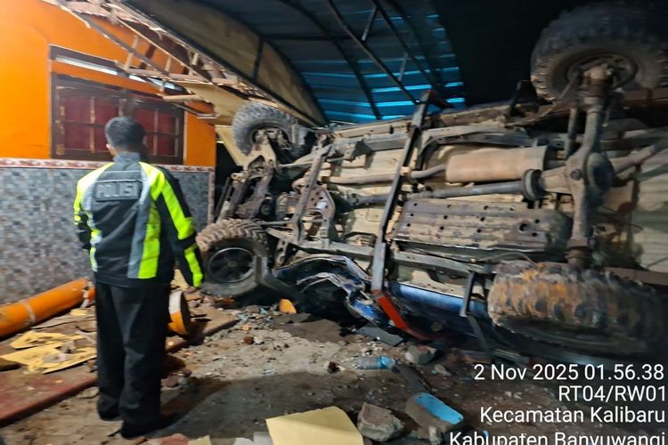 Polisi memeriksa TKP mobil yang menabrak rumah warga dan melompati pagar di Banyuwangi.