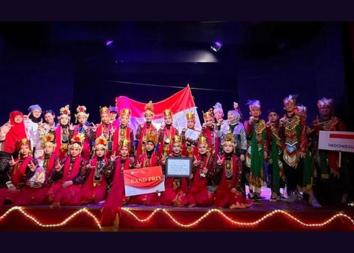 25 pelajar dari SMP Labschool Jakarta, mewakili Indonesia dengan menampilkan tarian khas Nusantara berjudul &ldquo;Mystique of Gandrung Banyuwangi&rdquo;.