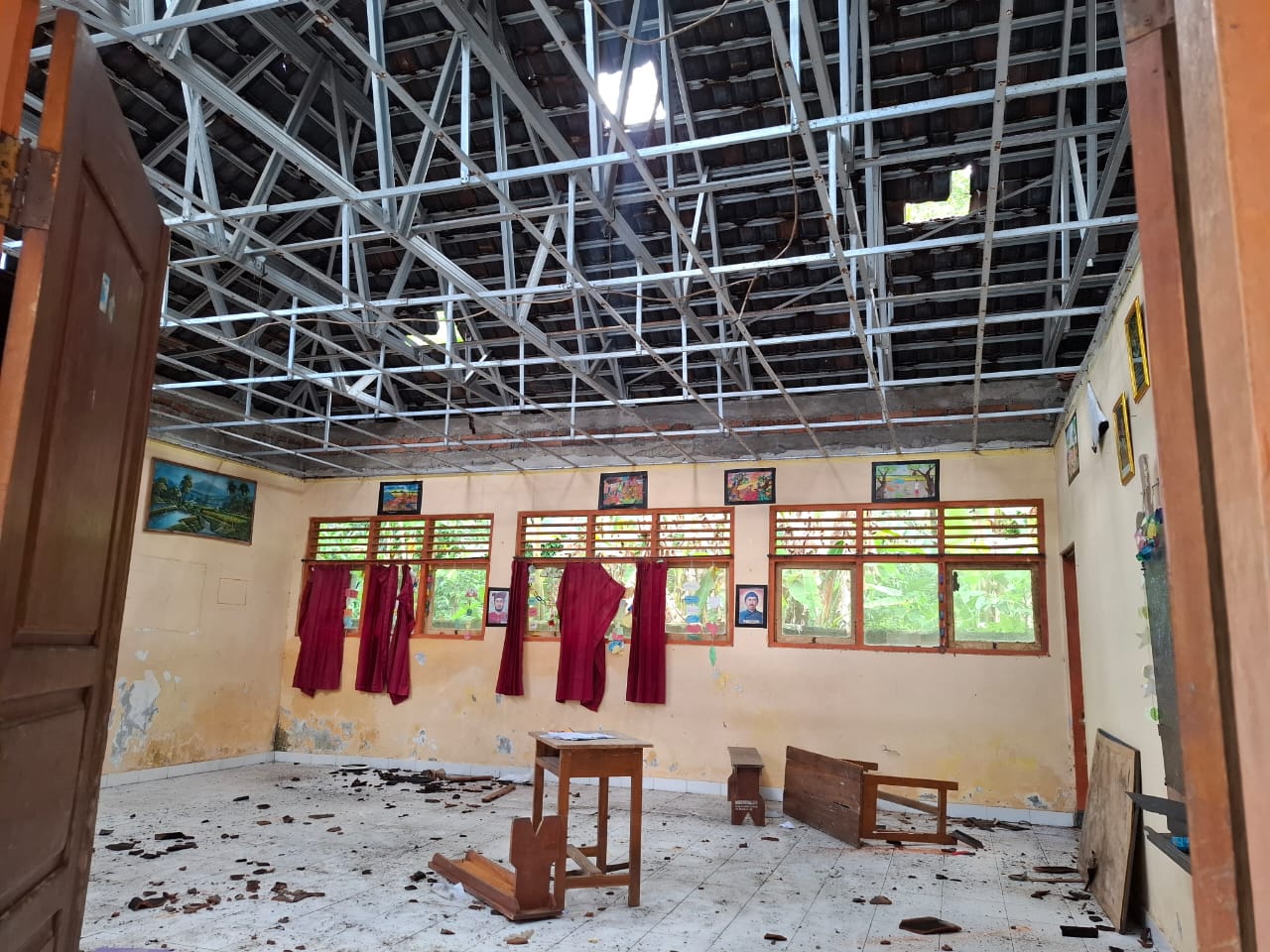RUSAK PARAH: Kondisi ruang kelas di SDN Dawan Kaler, Kabupaten Klungkung, Bali.