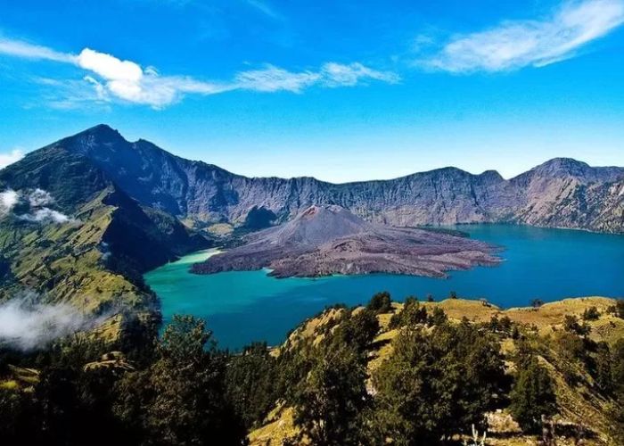 Gunung Rinjani adalah gunung yang berlokasi di Pulau Lombok, Nusa Tenggara Barat. Gunung ini merupakan gunung berapi aktif tertinggi kedua di Indonesia.