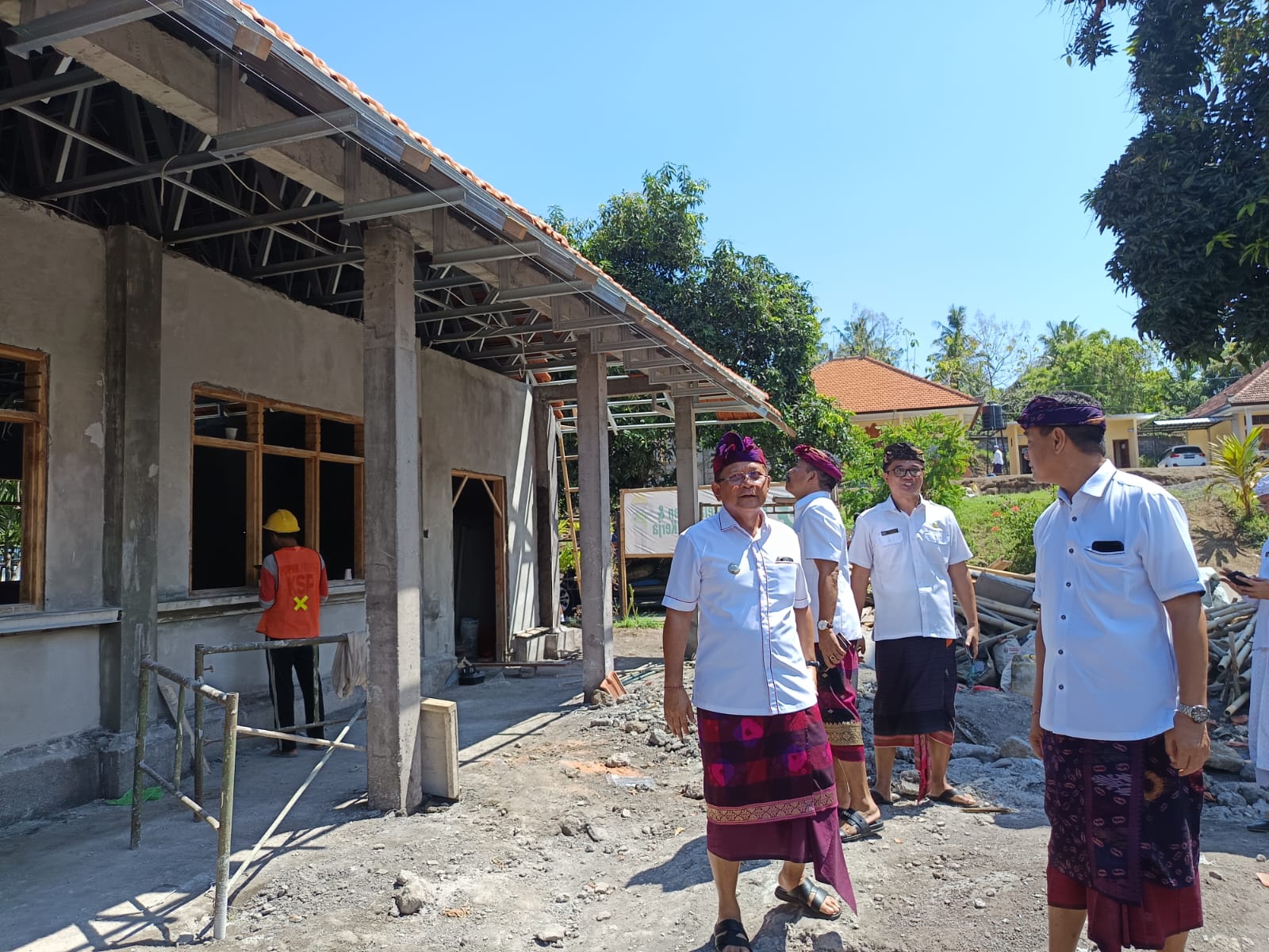 SIDAK: Bupati Buleleng, I Nyoman Sutjidra dan Wakil Bupati Buleleng, Gede Supriatna mengecek pembangunan SMPN 8 Singaraja.