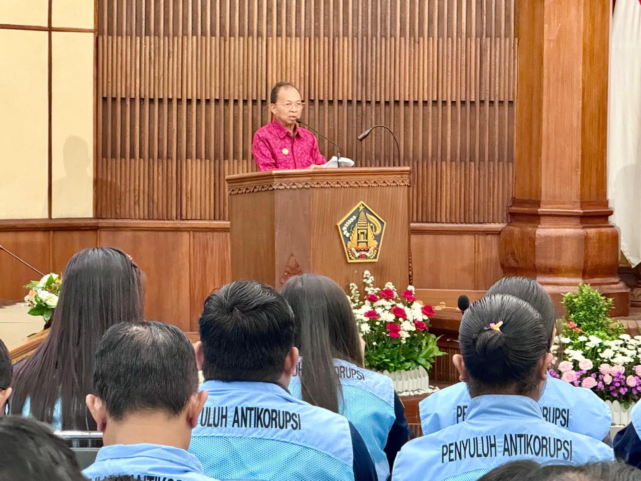 ANTI KORUPSI: Gubernur Bali Wayan Koster saat sosialisasi penguatan integritas, budaya antikorupsi dan gratifikasi bagi ASN Pemprov Bali dan Forum Penyuluh Anti korupsi (PAKSI) Bali.