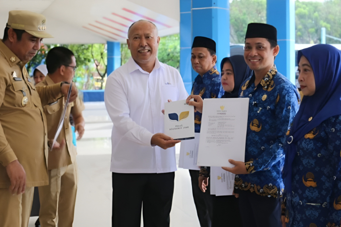 Ilustrasi Penyerahan Polis Taspen Life kepada PPPK.