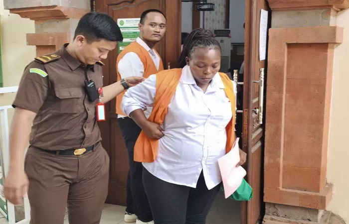 HAMIL BESAR: Lungile Ntombenhile Mzimela, WNA Afrika Selatan saat menjalani sidang di Pengadilan Negeri Denpasar.