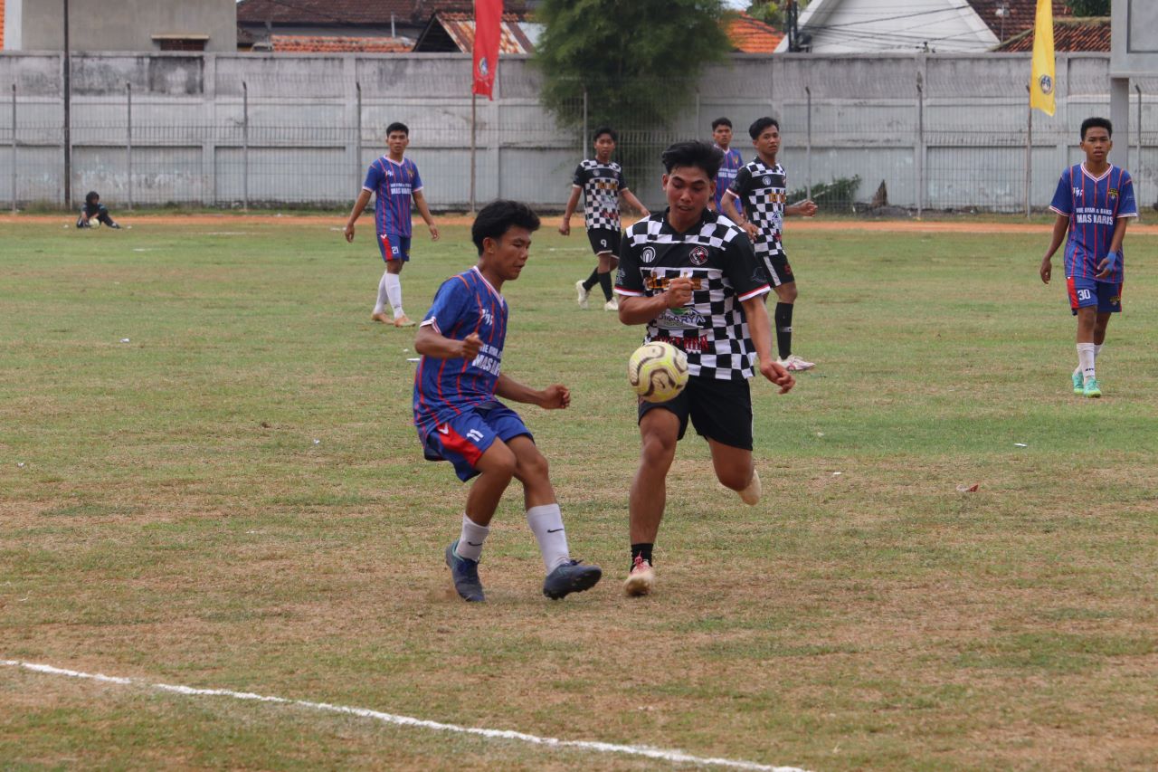 LIGA 3 PSSI BULELENG: Pemain Tuan Muda FC Banyupoh (baju biru) berhadapan dengan Dorayaki FC Beratan (hitam-putih).