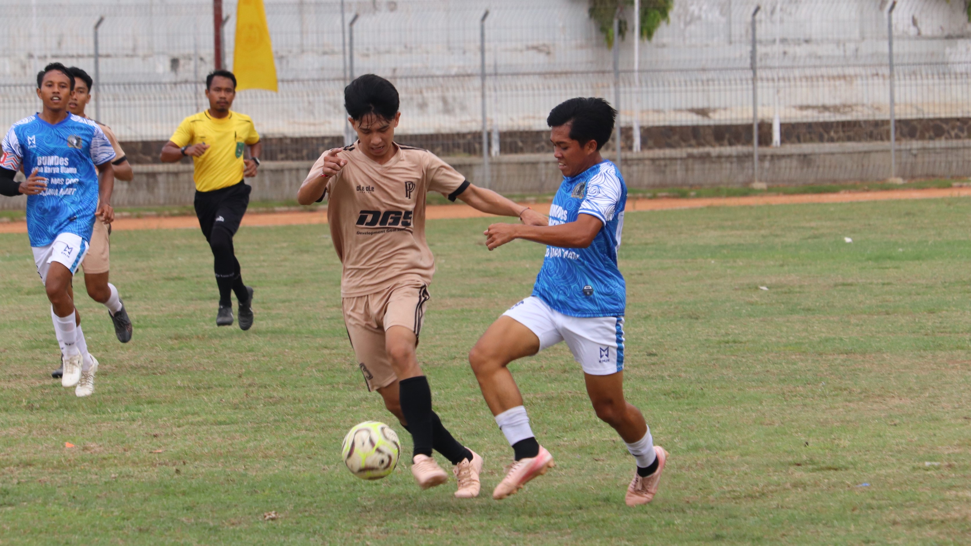 LIGA 3 PSSI BULELENG: Pemain Putra Penarukan (cokelat) saat berhadapan dengan pemain Sukla Bali FC Sumberklampok (biru).