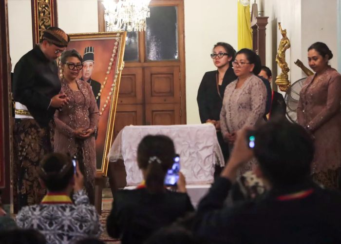 Suasana duka di Keraton Surakarta Hadiningrat saat keluarga dan kerabat melepas kepergian Pakubuwono XIII, Minggu (2/11/2025).