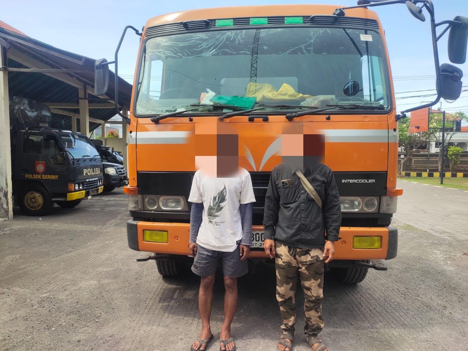 DIPERIKSA: Sopir dan penumpang truk tangki maut yang menyebabkan seorang pengemudi sepeda motor tewas di Seririt.