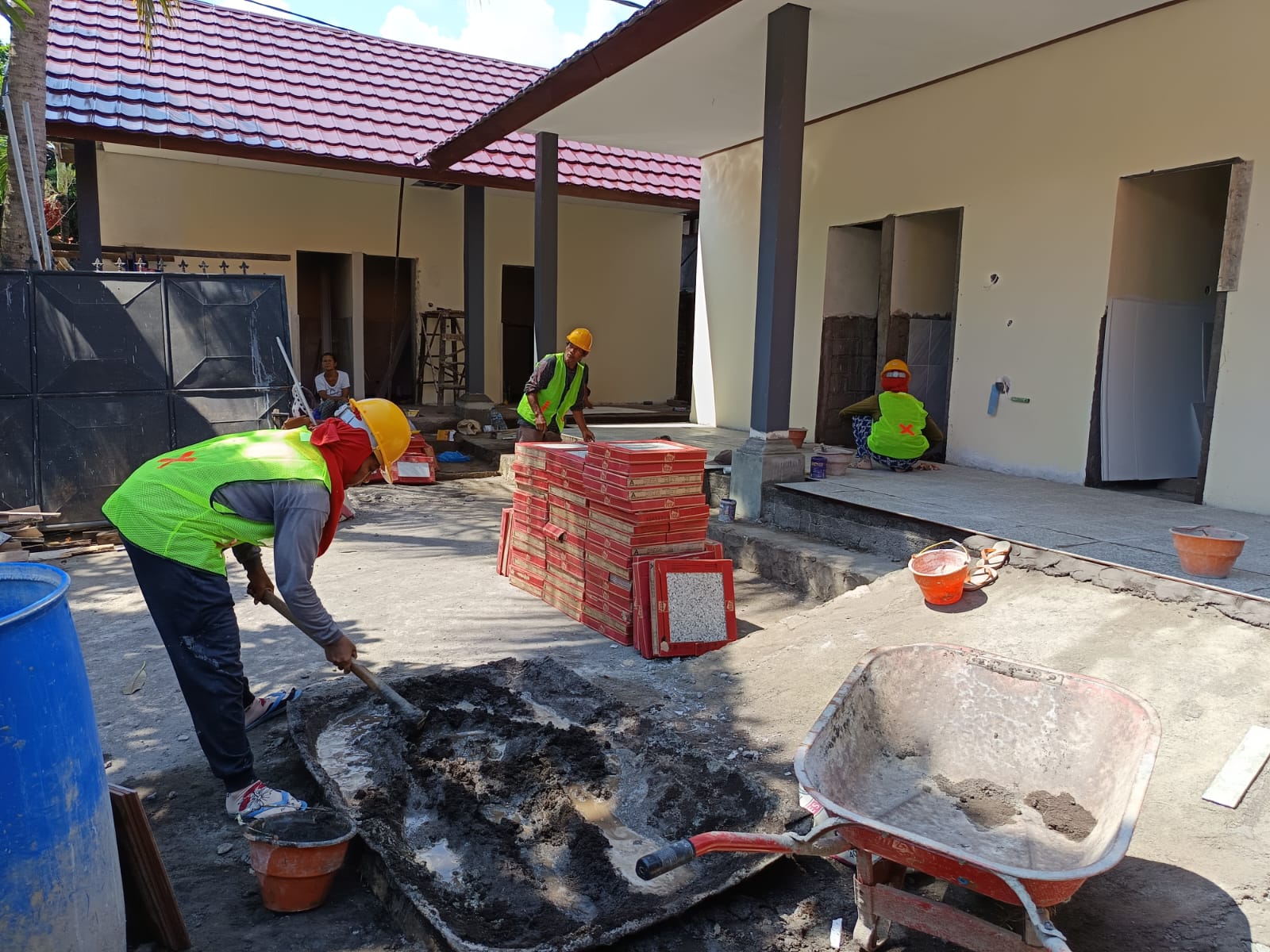 BANGUN TOILET: Pekerja tampak mengerjakan pembangunan toilet di SMPN 1 Kubutambahan.