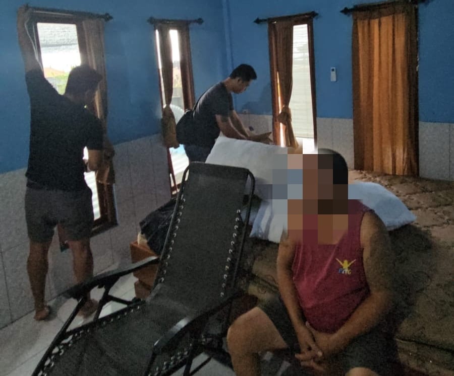 GELEDAH: Polisi menggeledah sebuah rumah di Desa Tinggarsari, Kabupaten Buleleng, Bali, terkait dengan kasus narkoba.
