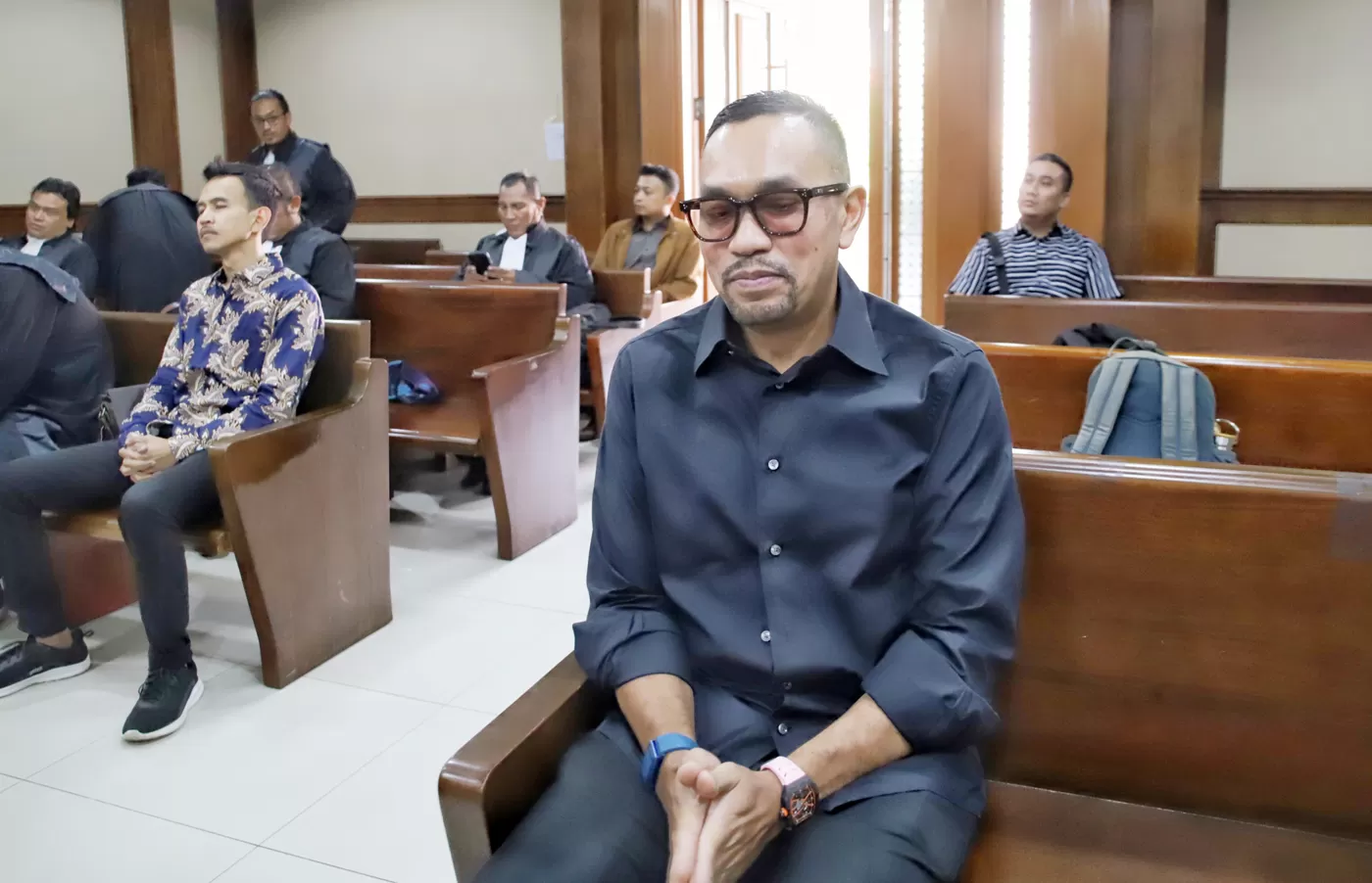 Ahmad Sahroni kembali muncul ke hadapan publik. Dia menggelar doa bersama dan minta izin bangun rumah.