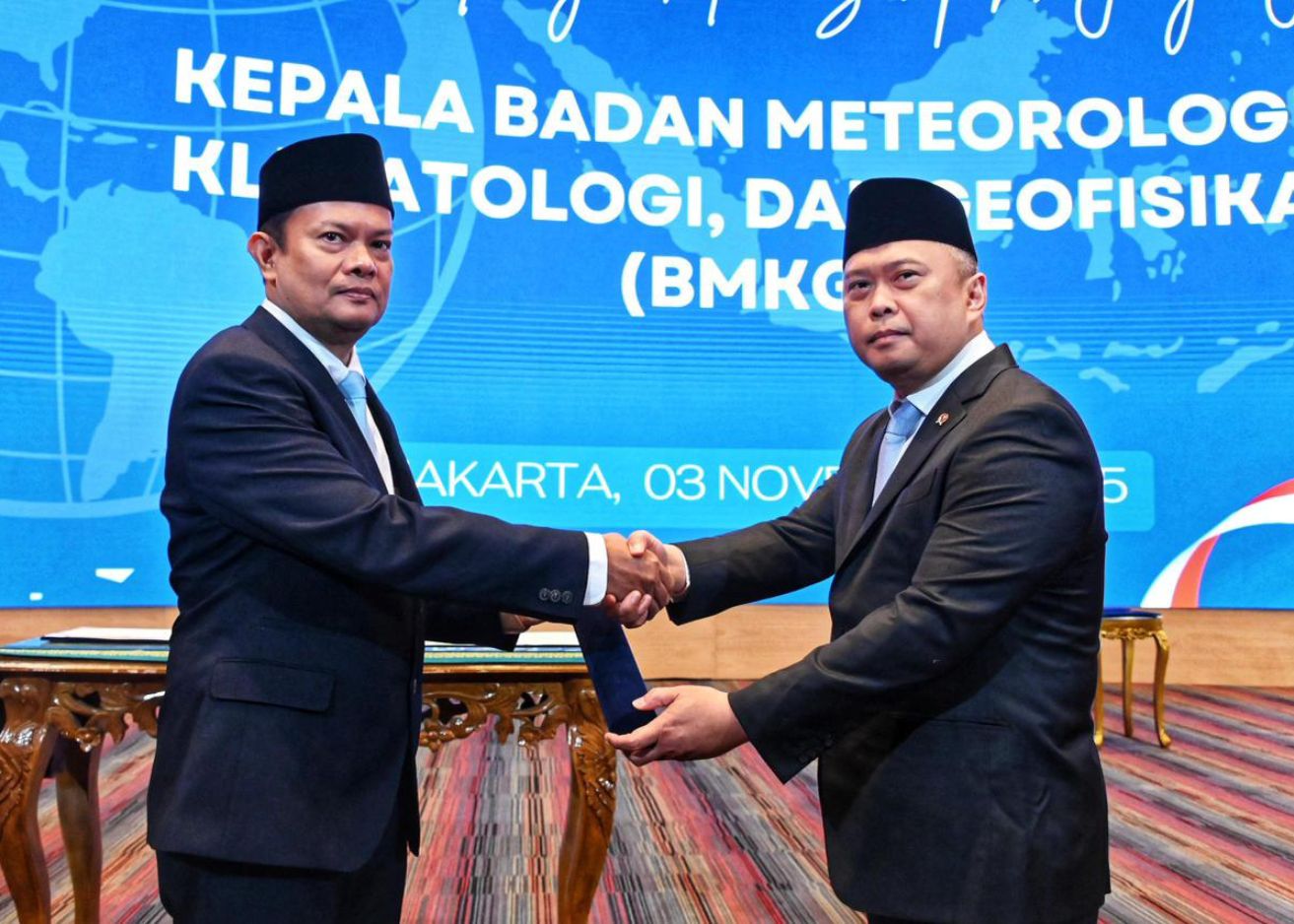 Menhub Dudy Purwagandhi (kanan) berjabat tangan dengan Kepala BMKG Prof. Teuku Faisal Fathani (kiri) usai pelantikan di Jakarta.