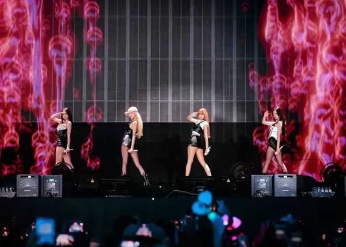 Euforia ribuan BLINK memenuhi Stadion GBK, tiket konser BLACKPINK &lsquo;Deadline&rsquo; ludes hanya dalam hitungan jam.