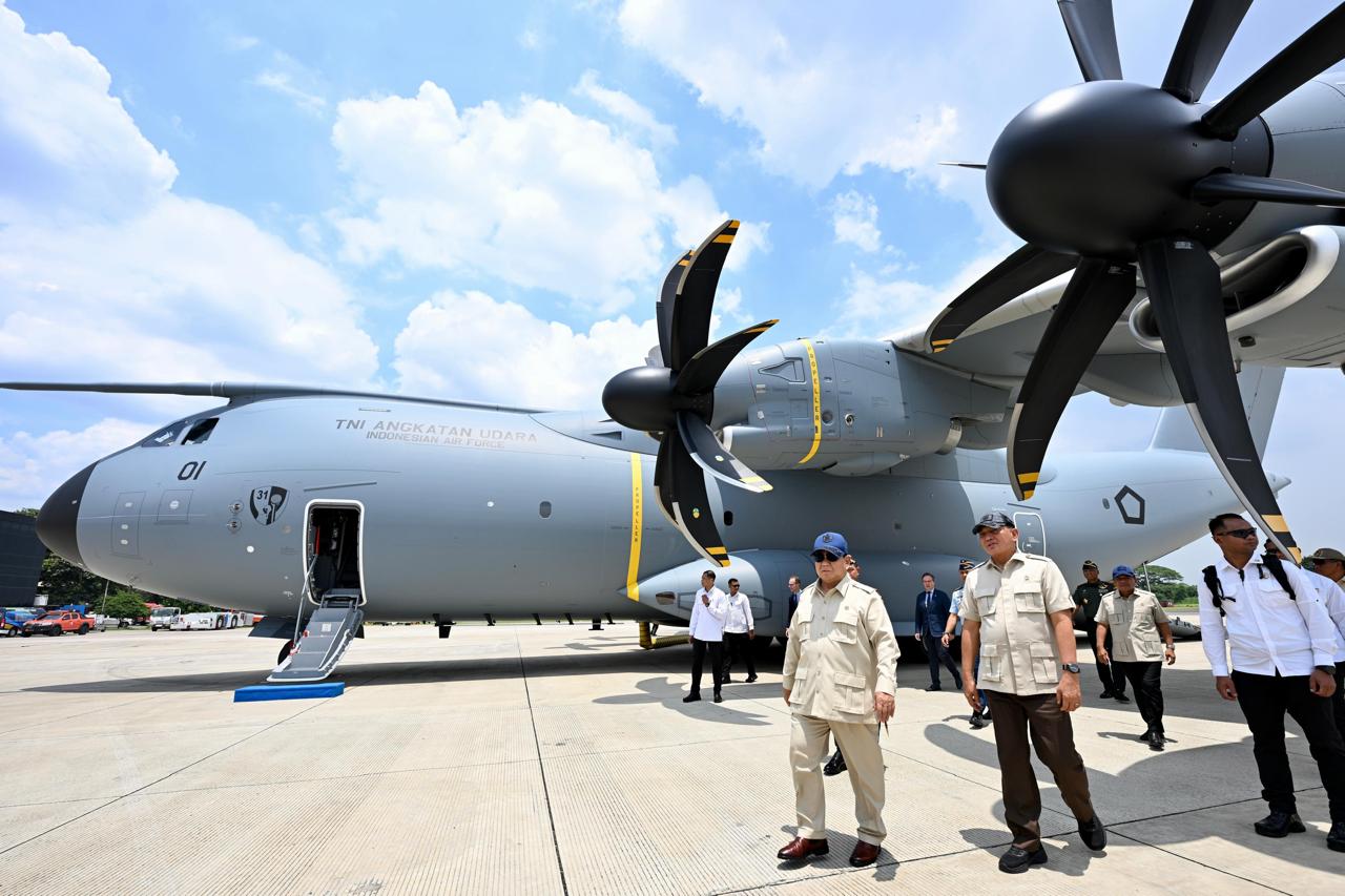 Presiden Prabowo Subianto meninjau langsung pesawat angkut berat Airbus A400M di Lanud Halim Perdanakusuma, Jakarta. Pesawat multi-role pertama di Asia Tenggara.