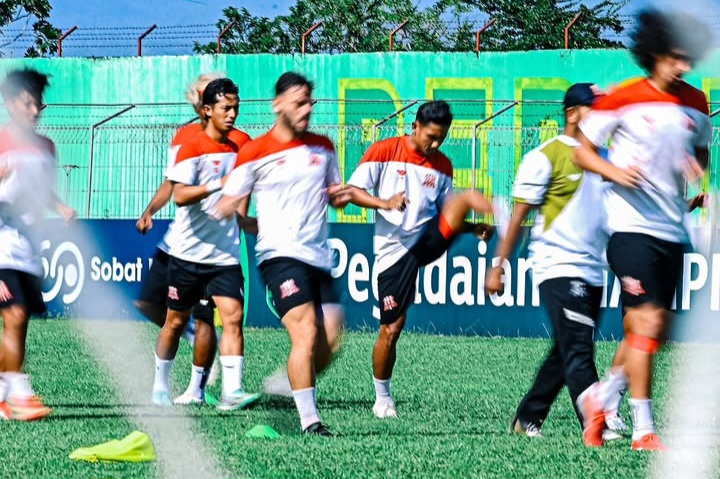 Pemain Deltras FC saat latihan, Jumat besok merek akan menjamu Periba Balikpapan.
