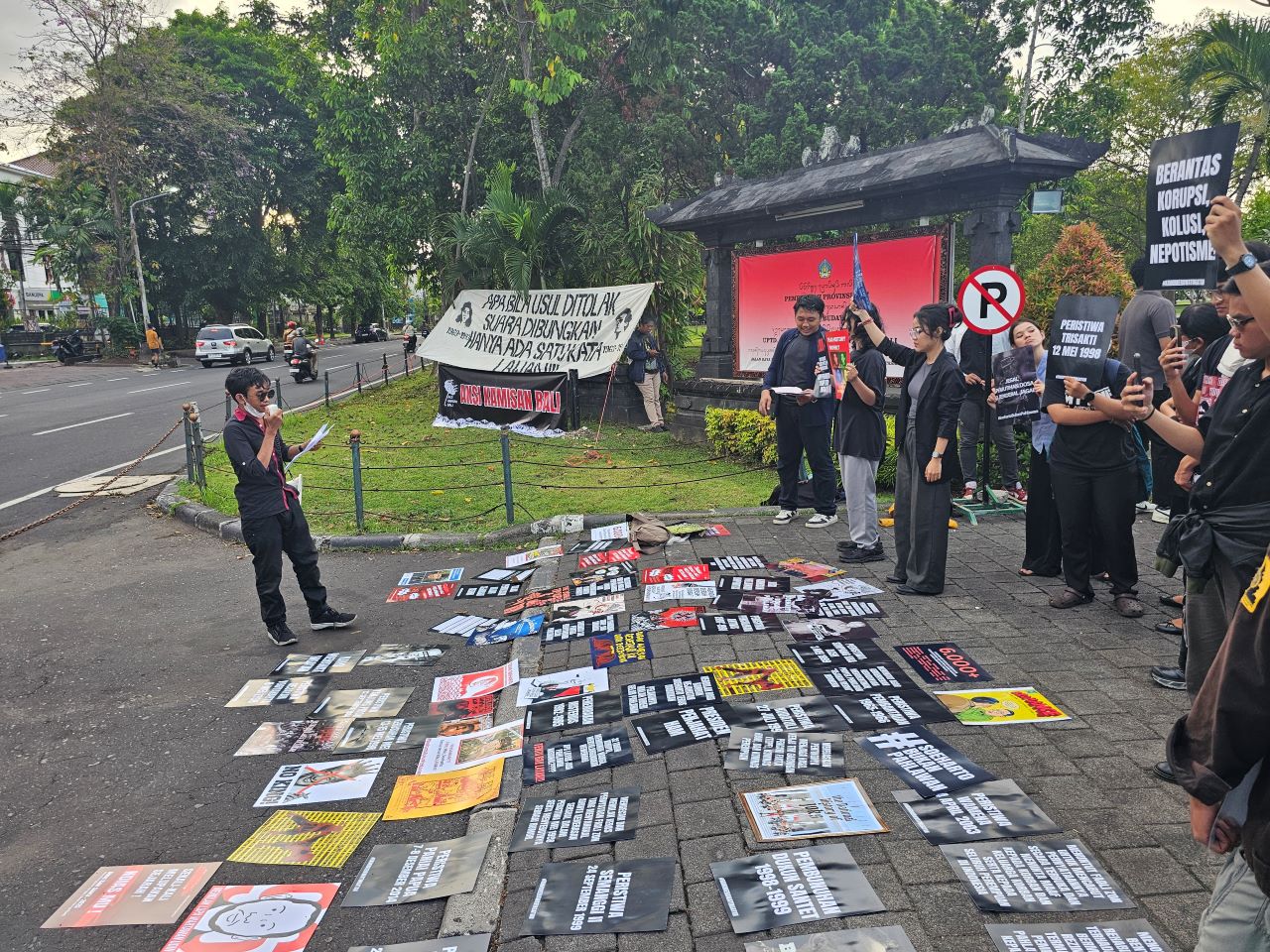 TOLAK GELAR PAHLAWAN: Massa saat melakukan aksi Kamisan Bali yang menolak pemberian gelar pahlawan pada mantan presiden RI, Soeharto.
