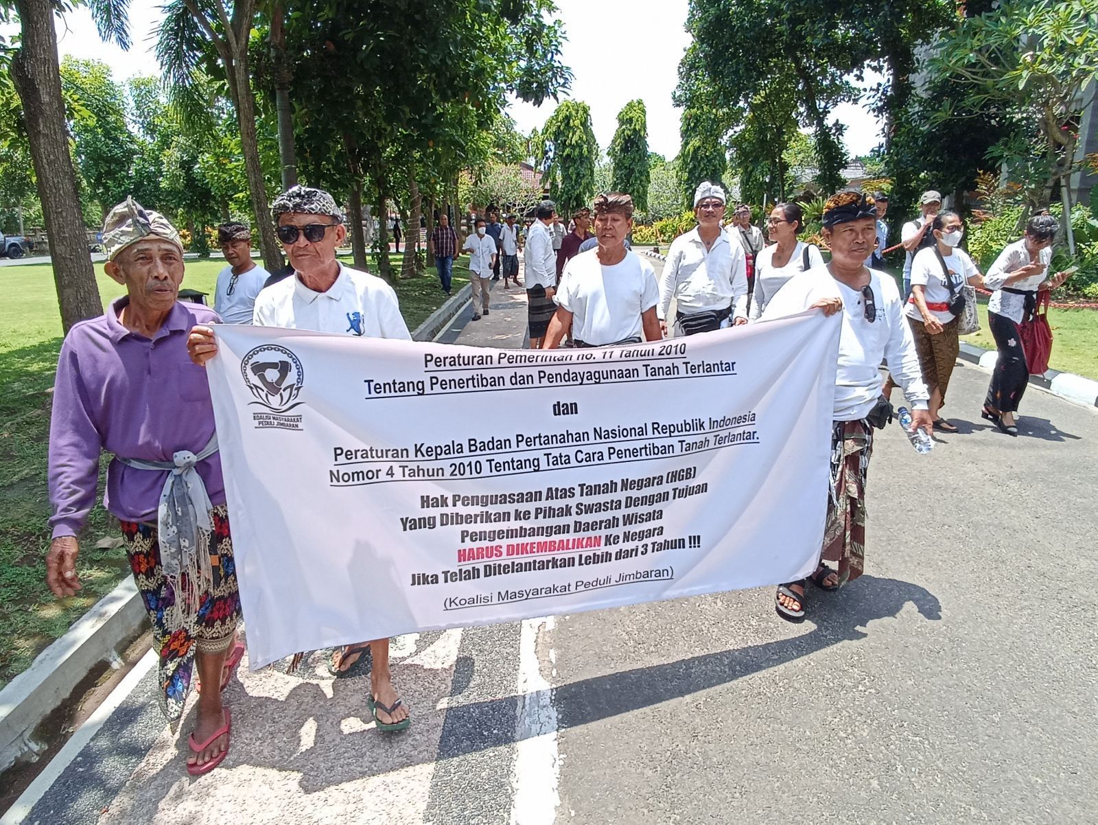 Warga Desa Adat Jimbaran mendatangi DPRD Bali untuk menyampaikan aspirasi.