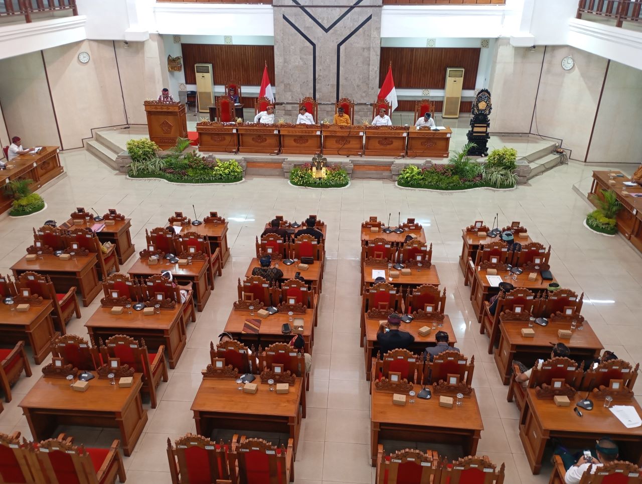 BERAGAM CATATAN: Suasana sidang paripurna dengan agenda Penyampaian Pandangan Umum Fraksi-fraksi DPRD Buleleng. Beragam catatan disampaikan para wakil rakyat, kepada pimpinan daerah.