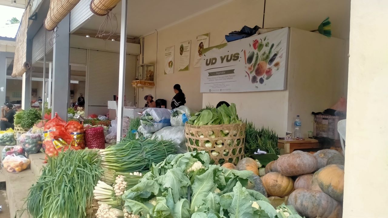 KECIPRATAN UNTUNG: Pedagang sayur di Baturiti kecipratan untung sejak ada program MBG.