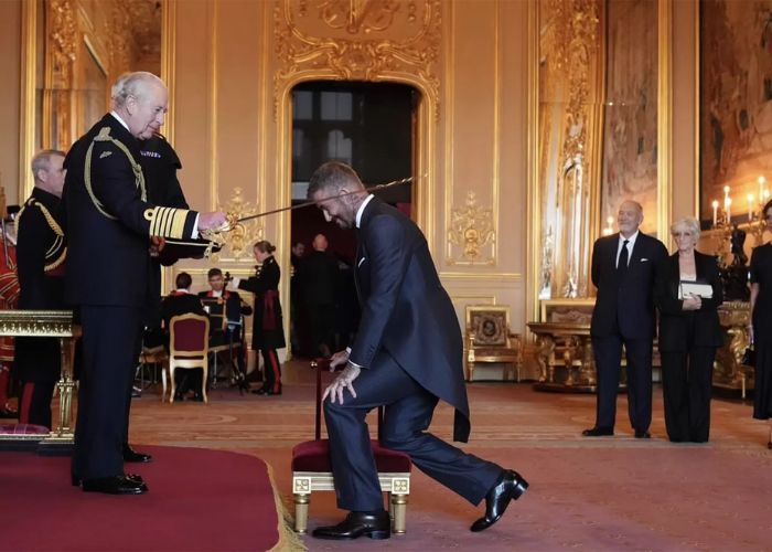 Raja Charles III secara resmi menganugerahkan gelar kebangsawanan kepada David Beckham di Istana Buckingham, London.