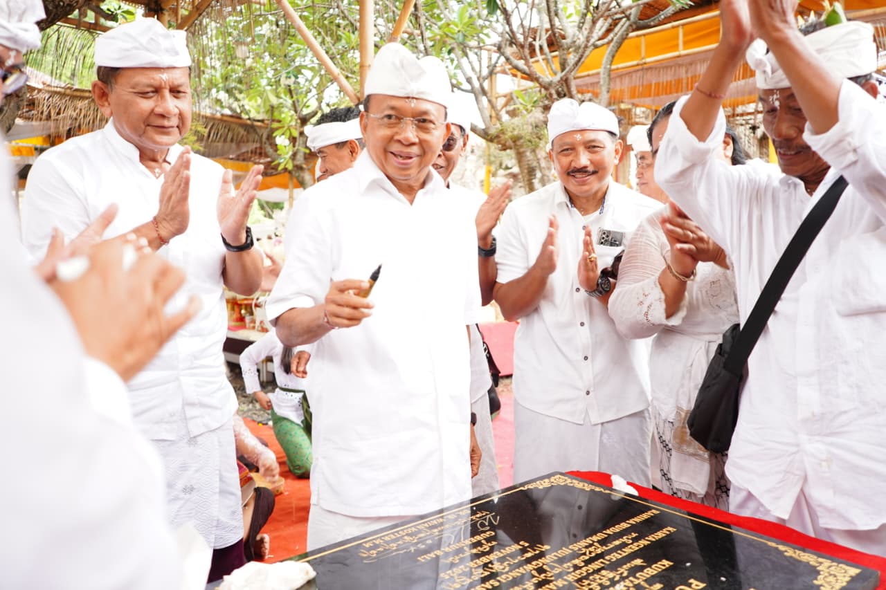 TANDA TANGAN PRASASTI: Gubernur Bali, Wayan Koster, usai menandatangani prasasti pemugaran Pura Penyusuhan Kubutambahan.