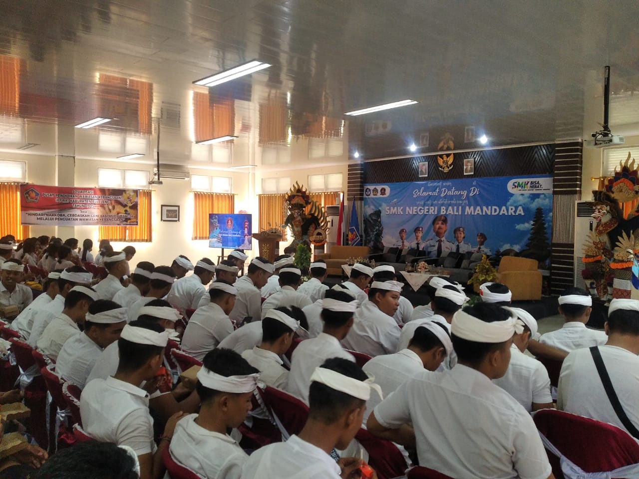 PERKUAT WAWASAN KEBANGSAAN: Suasana sosialisasi Pusat Pendidikan Wawasan Kebangsaan (PPWK) di Aula SMK Negeri Bali Mandara.