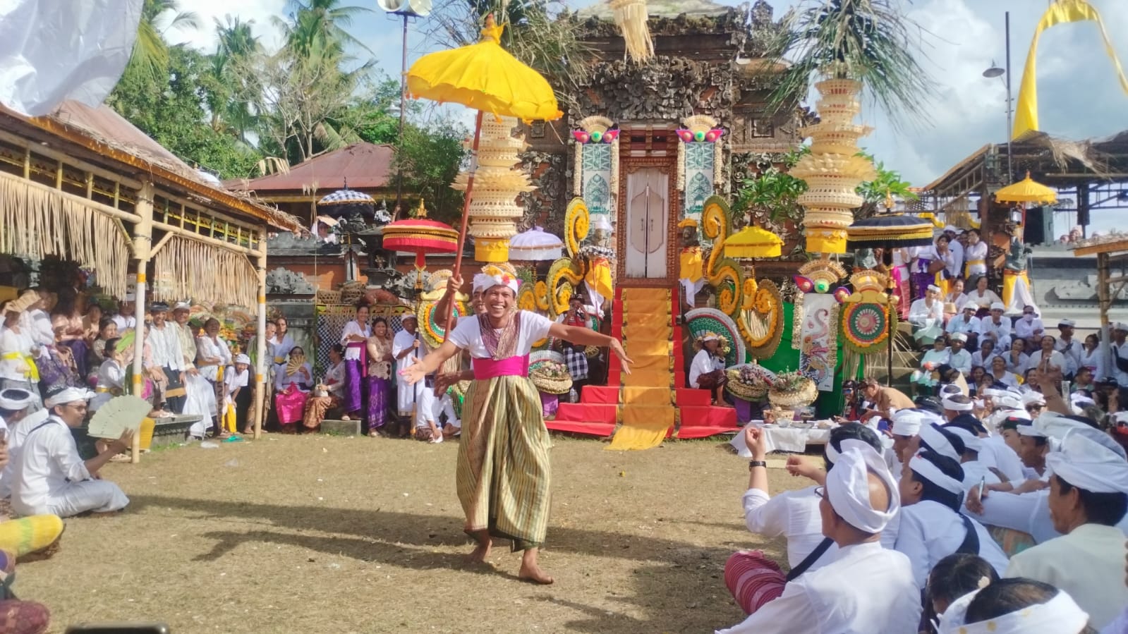 IGEL DESA: Tradisi igel desa di Desa Adat Nagasepaha.