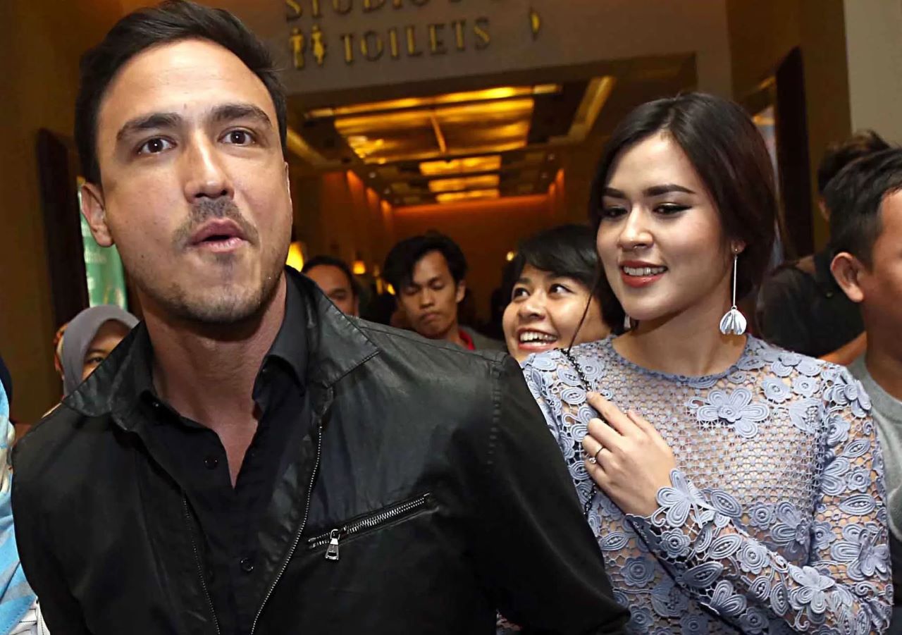 Hamish Daud dan Raisa saat gala primer film nekad traveller di Plaza Senayan, beberapa waktu lalu.
